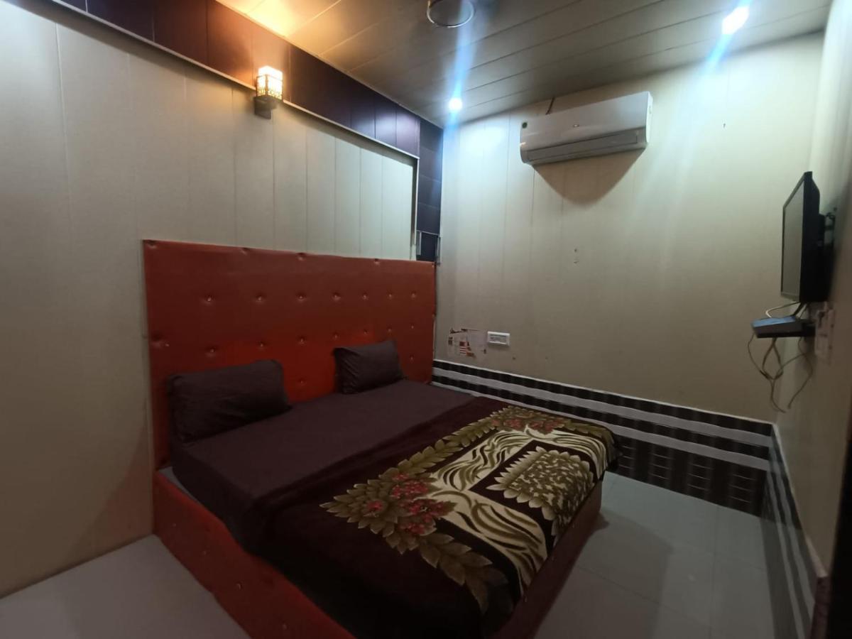 Yamnotri Dham Hotel Vrindāvan Buitenkant foto