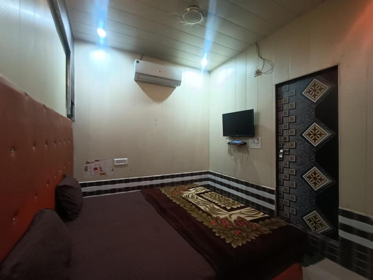 Yamnotri Dham Hotel Vrindāvan Buitenkant foto