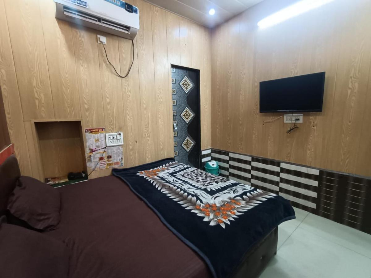 Yamnotri Dham Hotel Vrindāvan Buitenkant foto