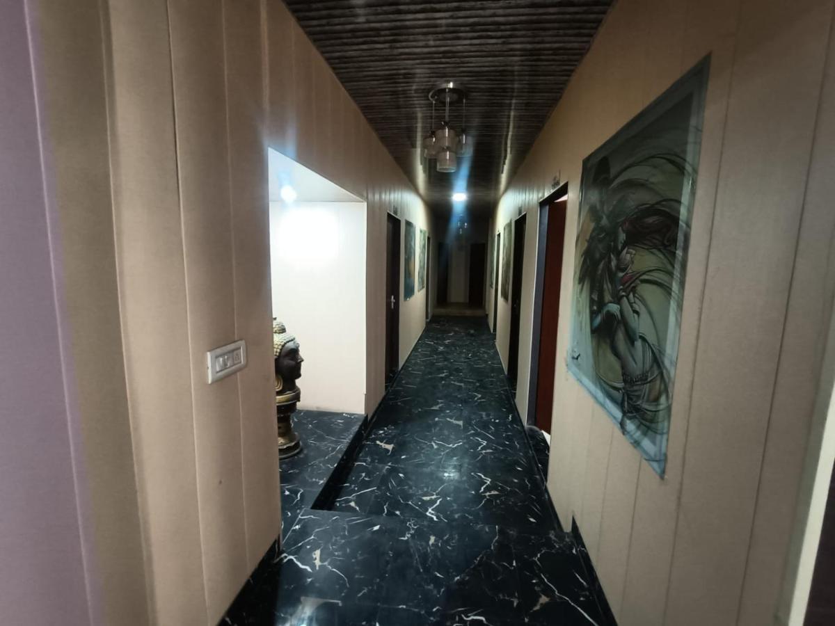 Yamnotri Dham Hotel Vrindāvan Buitenkant foto