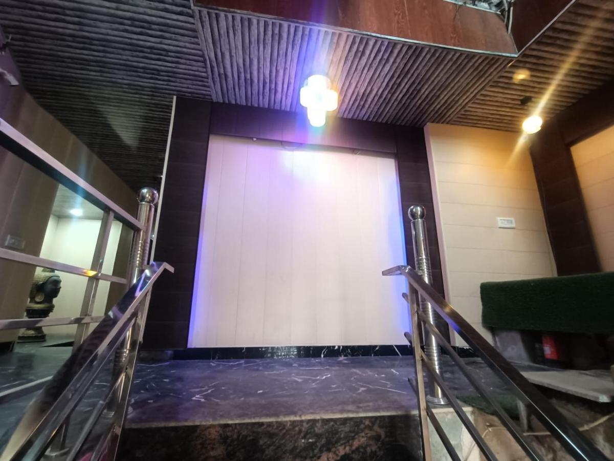 Yamnotri Dham Hotel Vrindāvan Buitenkant foto