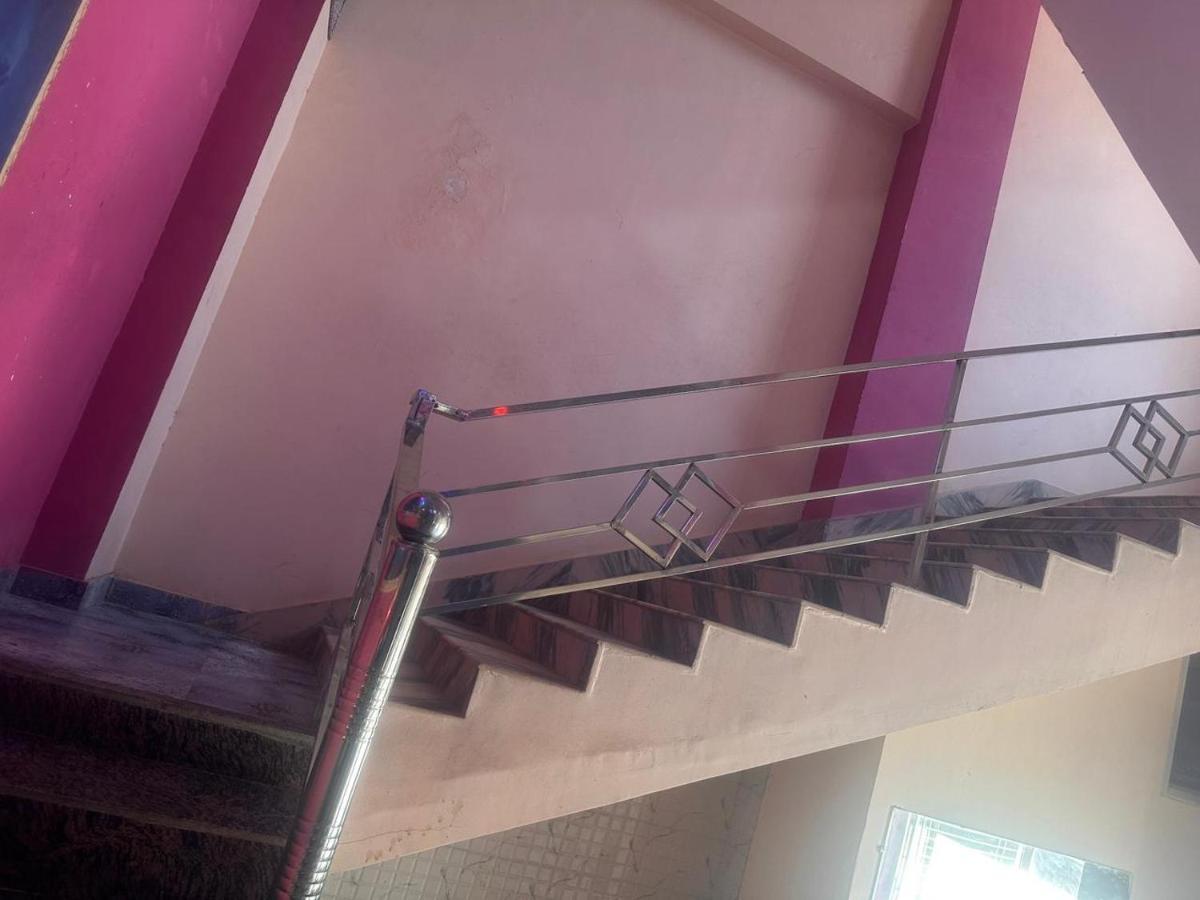Yamnotri Dham Hotel Vrindāvan Buitenkant foto
