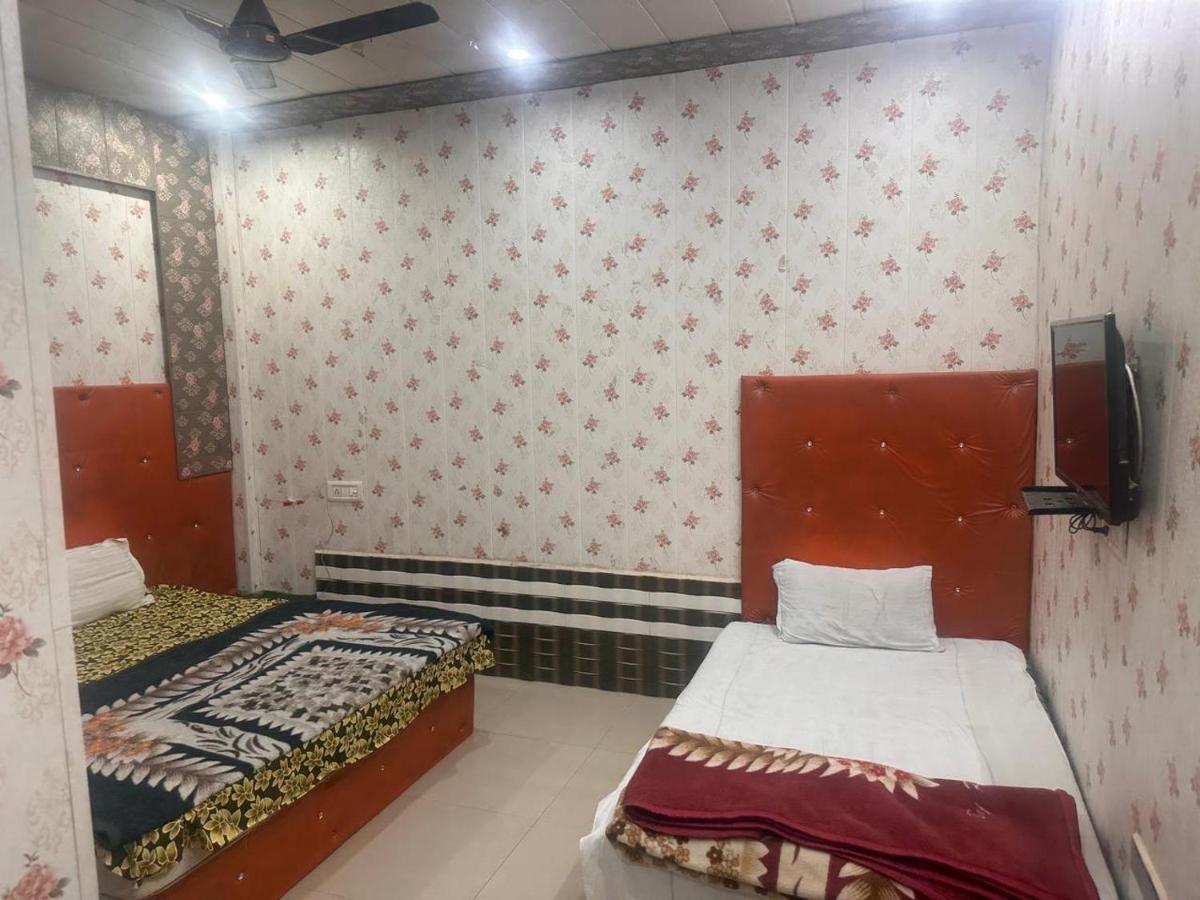 Yamnotri Dham Hotel Vrindāvan Buitenkant foto