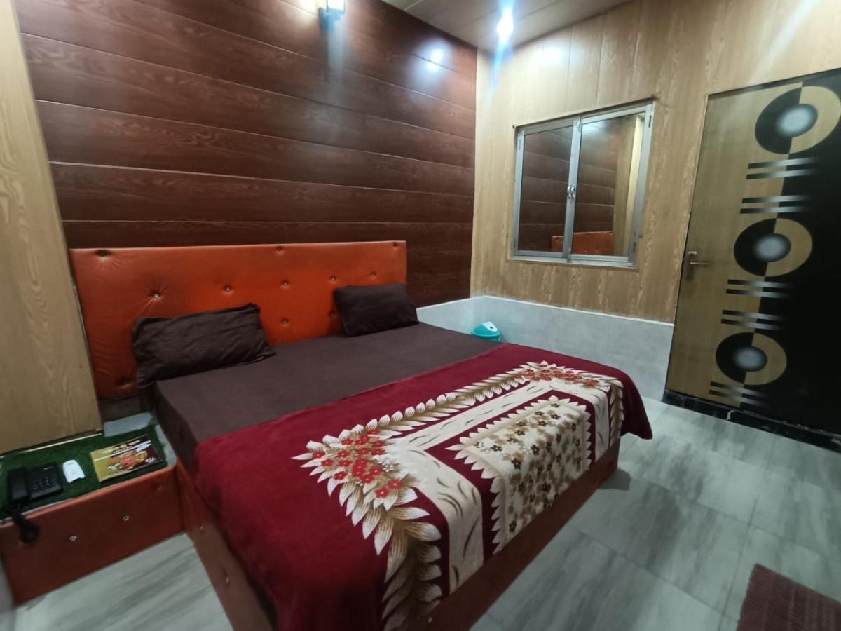 Yamnotri Dham Hotel Vrindāvan Buitenkant foto