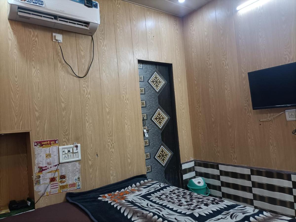 Yamnotri Dham Hotel Vrindāvan Buitenkant foto