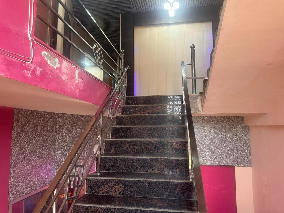 Yamnotri Dham Hotel Vrindāvan Buitenkant foto