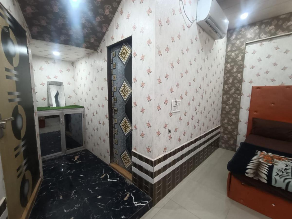 Yamnotri Dham Hotel Vrindāvan Buitenkant foto