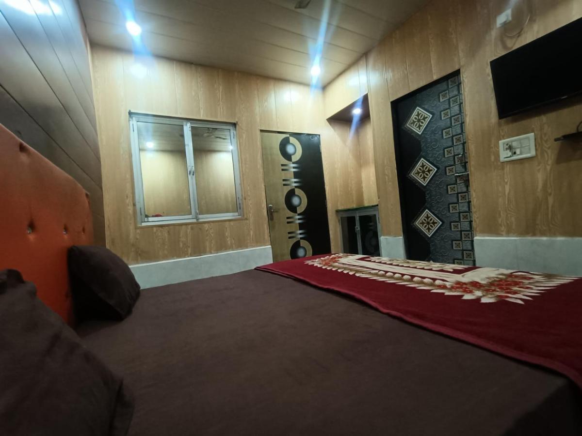 Yamnotri Dham Hotel Vrindāvan Buitenkant foto