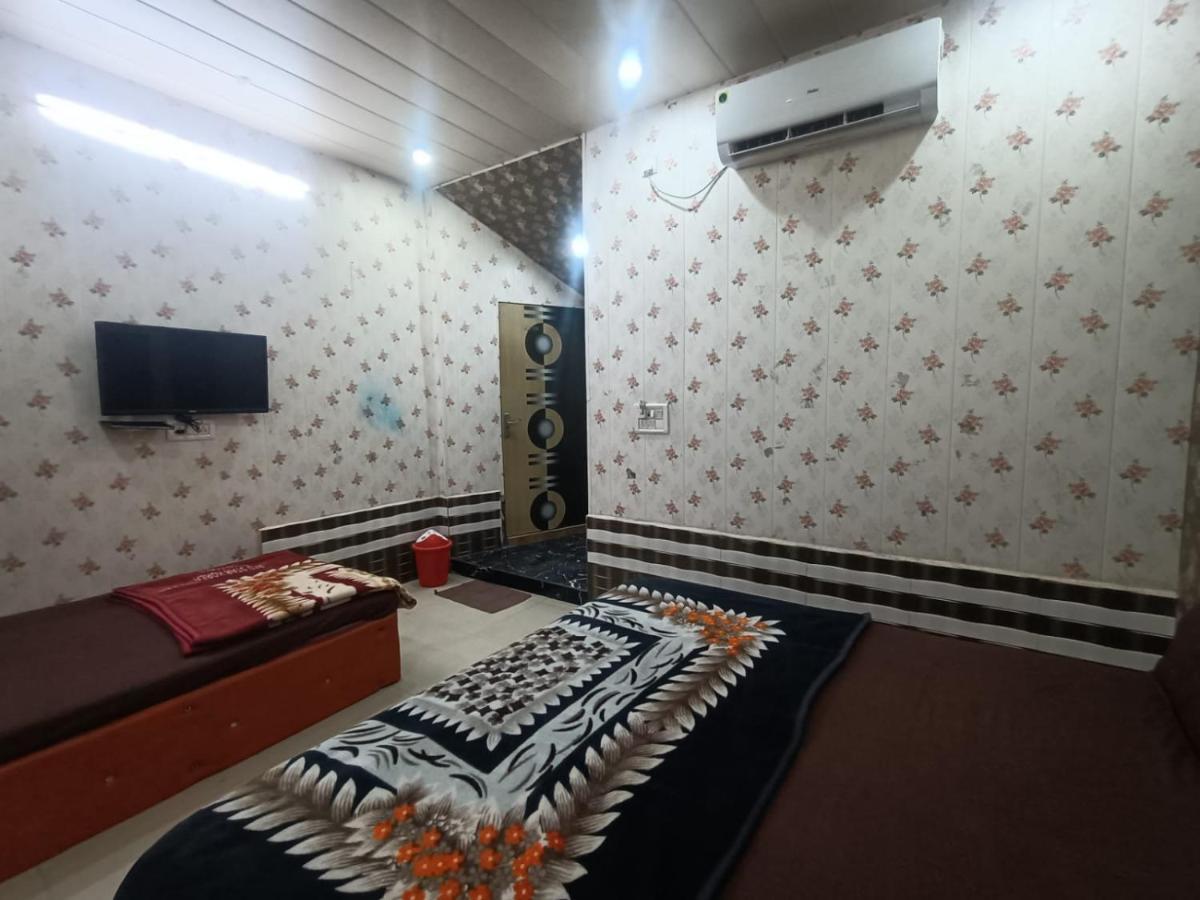 Yamnotri Dham Hotel Vrindāvan Buitenkant foto