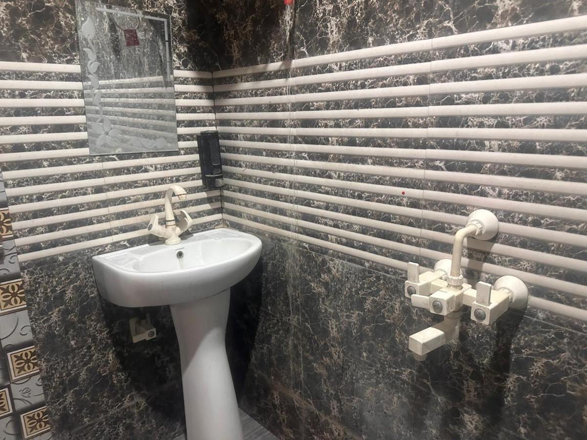 Yamnotri Dham Hotel Vrindāvan Buitenkant foto