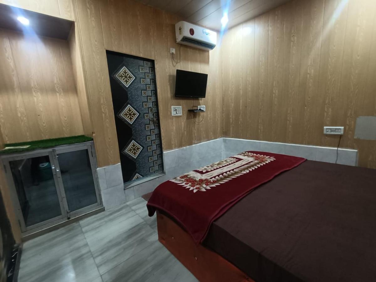 Yamnotri Dham Hotel Vrindāvan Buitenkant foto
