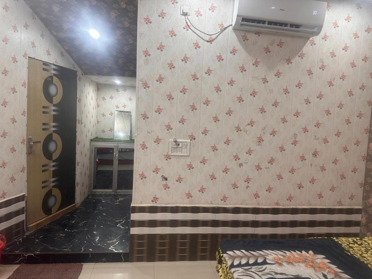 Yamnotri Dham Hotel Vrindāvan Buitenkant foto