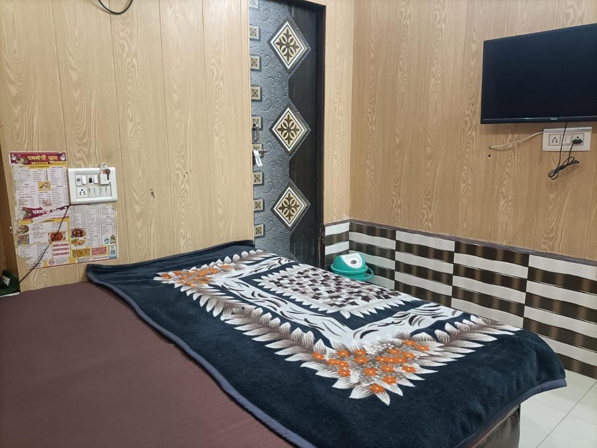 Yamnotri Dham Hotel Vrindāvan Buitenkant foto