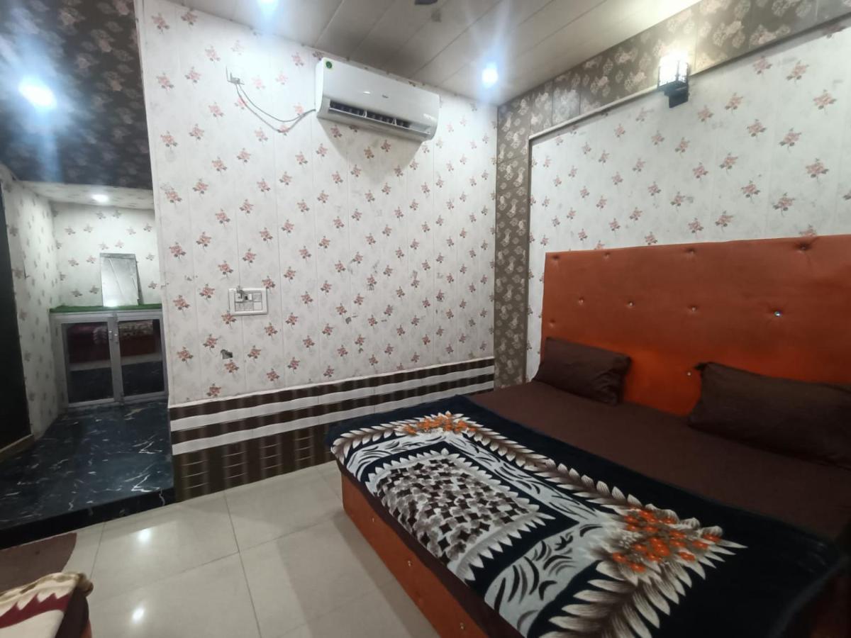 Yamnotri Dham Hotel Vrindāvan Buitenkant foto