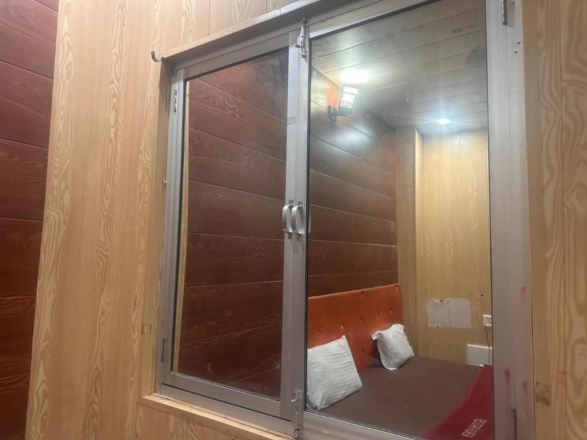 Yamnotri Dham Hotel Vrindāvan Buitenkant foto