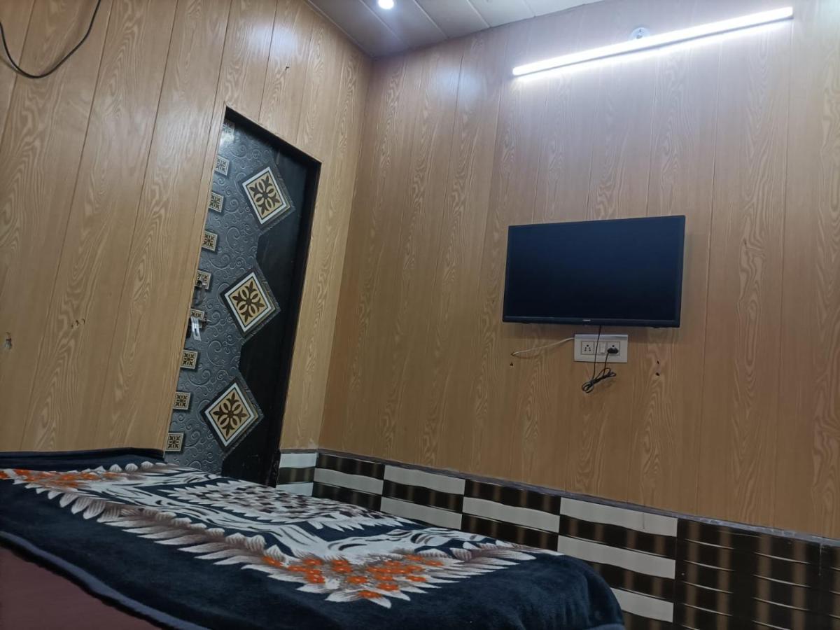 Yamnotri Dham Hotel Vrindāvan Buitenkant foto